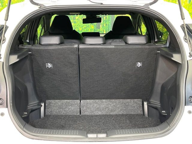 ���i�̂���������ʋ΁A���}���ɏ\���ȉ׎��X�y�[�X���m�ۂ��Ă���܂��B�Z�J���h�V�[�g��|���ƁA�傫�ȉו��̐ύڂ��\�ł���