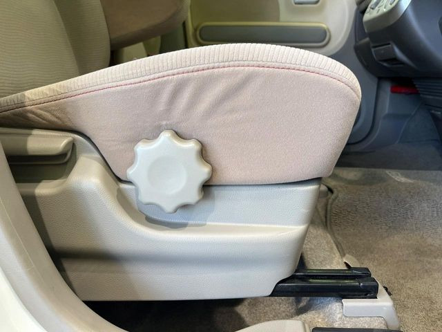 【シートリフター】シート座面の位置を上下に調整できるシートリフターを装備。大柄な方も小柄な方も最適なドライビングポジションで運転できます。