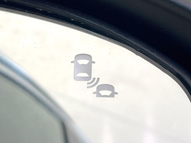 【ブラインドスポットインフォメーション】走行中、ドアミラーの死角になりやすい箇所に後続車が接近するとサイドミラー付近に警告を表示、ドライバーに注意喚起をしてくれます。