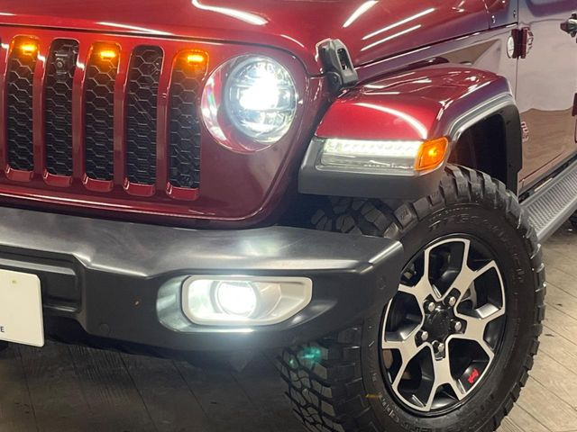 ●LEDヘッドライト:夜間走行時も良好な視界を確保し安心して運転できる高輝度LEDヘッドライトを装備!点灯速度が早く、消費電力も抑えられています。