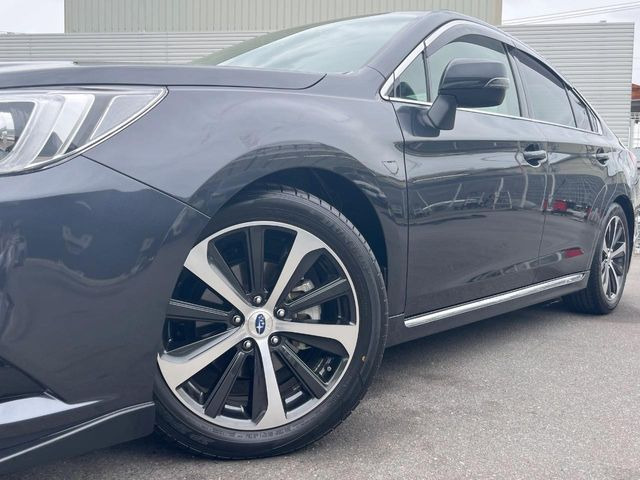 �y����18�C���`�A���~�z�C�[���z�O�ςɃ}�b�`���������A���~�z�C�[���𑕒����Ă���܂��B�e��ЊO�A���~�z�C�[����A�X�^�b�h���X�^�C�����戵�����Ă���܂��B���񂲑��k����������