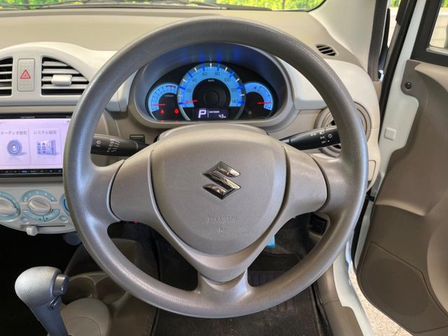 �C���e���A�ɍ��킹���f�U�C���̃X�e�A�����O�́A�^�]�������̂��Ƃ��l���A�^�]���₷���`��A�傫���ł��B�����x�A���ۂɐG���Ă��m���߂��������B