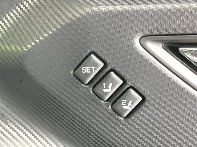 【メモリー機能付きパワーシート】ドライバーごとに設定したシート位置を記憶して、ボタン一つで切り替えできる便利な機能!運転する方が複数名いらっしゃるご家庭におすすめです♪