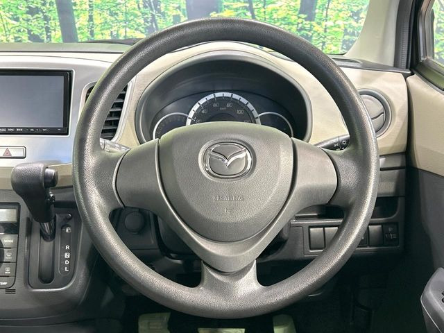 �C���e���A�ɍ��킹���f�U�C���̃X�e�A�����O�́A�^�]�������̂��Ƃ��l���A�^�]���₷���`��A�傫���ł��B�����x�A���ۂɐG���Ă��m���߂��������B