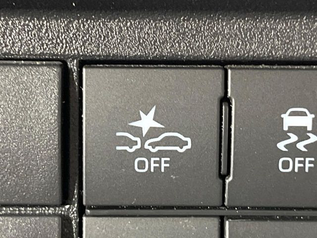 �y�Փˌy���V�X�e���z���s���ɑO���̎ԗ�����F�����A�Փ˂������Ȏ��͌x��ƃu���[�L�ŏՓˉ���Ɣ�Q�y�����A�V�X�g�B�����S�Ƀh���C�u�����y���݂��������܂��B