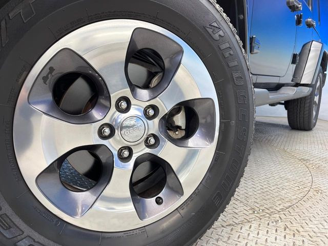 ●純正18インチアルミホイール:輸入車ならではの卓越した走りを支えるホイールと足回りです!日本車の走りに慣れている方にもぜひ体感して頂きたいほど、高いレベルでまとまっています!