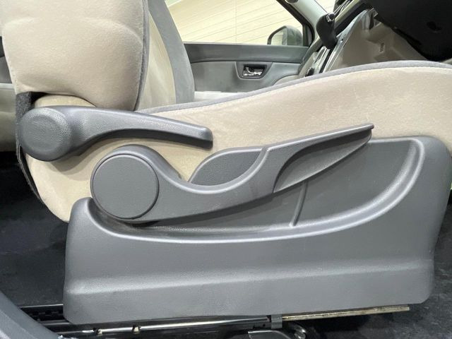 【シートリフター】シート座面の位置を上下に調整できるシートリフターを装備。大柄な方も小柄な方も最適なドライビングポジションで運転できます。