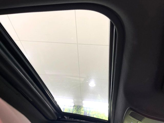 【サンルーフ】開放感たっぷりの希少装備、サンルーフが装着されています!車内に明かりを取り入れたり景色を楽しむ以外にも、車内の空気も簡単に換気できて快適です!