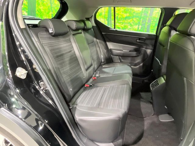 後部座席も気になるようなキズ・汚れやへたり等、大きなダメージはなく、良好な状態です。