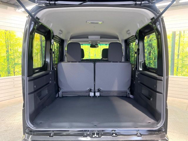 ���i�̂���������ʋ΁A���}���ɏ\���ȉ׎��X�y�[�X���m�ۂ��Ă���܂��B�Z�J���h�V�[�g��|���ƁA�傫�ȉו��̐ύڂ��\�ł���