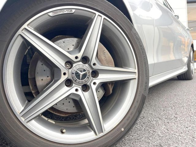 ●純正18インチアルミホイール:輸入車ならではの卓越した走りを支えるホイールと足回りです!日本車の走りに慣れている方にもぜひ体感して頂きたいほど、高いレベルでまとまっています!