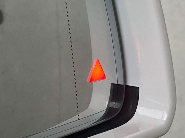 ���u���C���h�A�V�X�g�Z���T�[:���p����̎Ԃ����m���A�h���C�o�[���Ԑ��ύX���s���ۂɁA�x�����Ƌ��ɒ��ӂ𑣂��Ă������S�x���@�\�ł�!