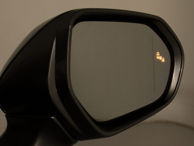 BSM(ブラインドスポットモニタ)!隣の車線を走る車両をレーダーで検知し、ドアミラーでは確認しにくい後側方エリアに存在する車両に加えて、急接近してくる車両も検知します。