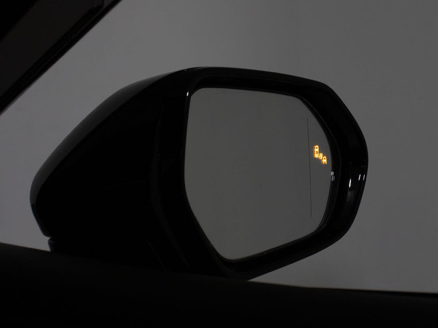 BSM(ブラインドスポットモニタ)!隣の車線を走る車両をレーダーで検知し、ドアミラーでは確認しにくい後側方エリアに存在する車両に加えて、急接近してくる車両も検知します。