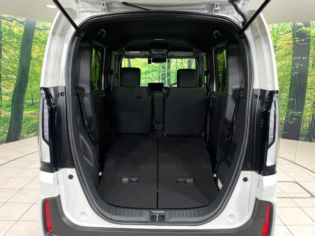 ���i�̂���������ʋ΁A���}���ɏ\���ȉ׎��X�y�[�X���m�ۂ��Ă���܂��B�Z�J���h�V�[�g��|���ƁA�傫�ȉו��̐ύڂ��\�ł���