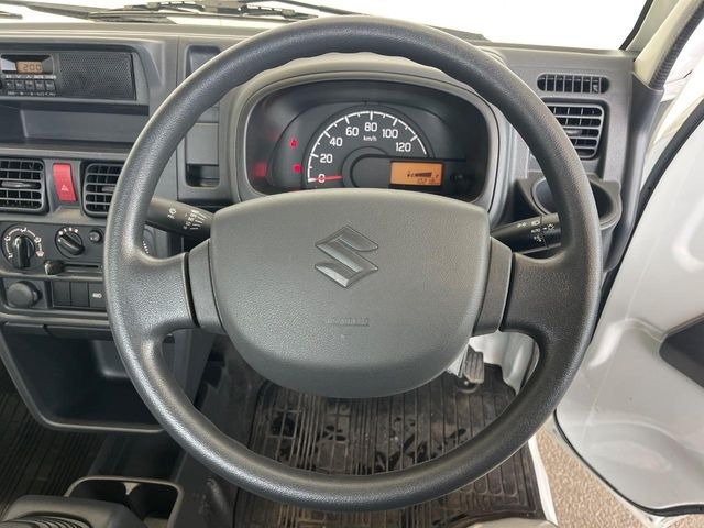 �C���e���A�ɍ��킹���f�U�C���̃X�e�A�����O�́A�^�]�������̂��Ƃ��l���A�^�]���₷���`��A�傫���ł��B�����x�A���ۂɐG���Ă��m���߂��������B