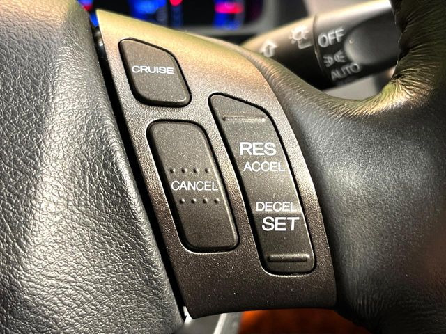 �y�N���[�Y�R���g���[���z�������H�����N���N���s�B�A�N�Z���𗣂��Ă���葬�x�ő��s���ł��A�������^�]���̕��S���y��!�����E�������ȒP�ȃX�C�b�`����Œ����ł��܂��B