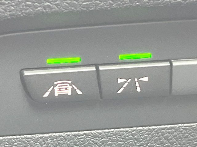 ●レーンディパーチャーウォーニング+衝突軽減システム:走行中、車線を逸脱した際にハンドルが震え運転者に警告してくれるセーフティシステムです。