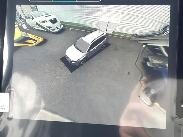 【マルチテレインモニター】車のフロントやサイドのカメラ画像を同時にモニター表示することで、悪路や狭い道を走行時でも周囲の状況確認ができ安心!本格SUVにうれしい装備です♪