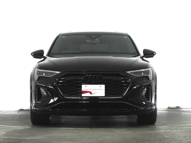 SQ8スポーツバック e-tronベースグレード 4WD