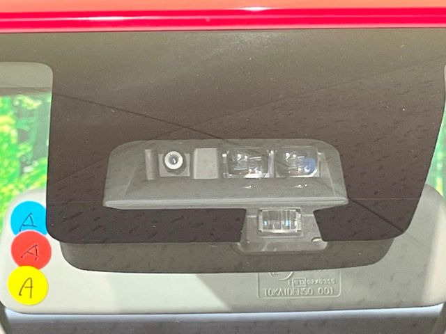 �y�Փˌy���V�X�e���z���s���ɑO���̎ԗ�����F�����A�Փ˂������Ȏ��͌x��ƃu���[�L�ŏՓˉ���Ɣ�Q�y�����A�V�X�g�B�����S�Ƀh���C�u�����y���݂��������܂��B