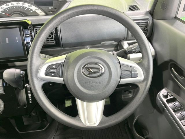�C���e���A�ɍ��킹���f�U�C���̃X�e�A�����O�́A�^�]�������̂��Ƃ��l���A�^�]���₷���`��A�傫���ł��B�����x�A���ۂɐG���Ă��m���߂��������B