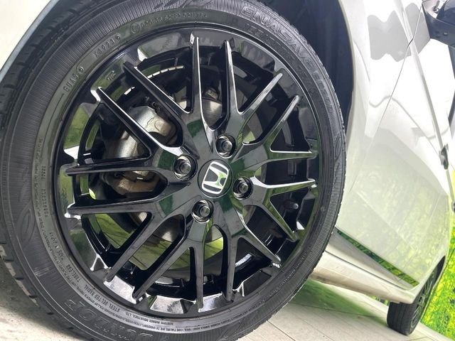 �y����15�C���`�A���~�z�C�[���z�O�ςɃ}�b�`���������A���~�z�C�[���𑕒����Ă���܂��B�e��ЊO�A���~�z�C�[����A�X�^�b�h���X�^�C�����戵�����Ă���܂��B���񂲑��k����������