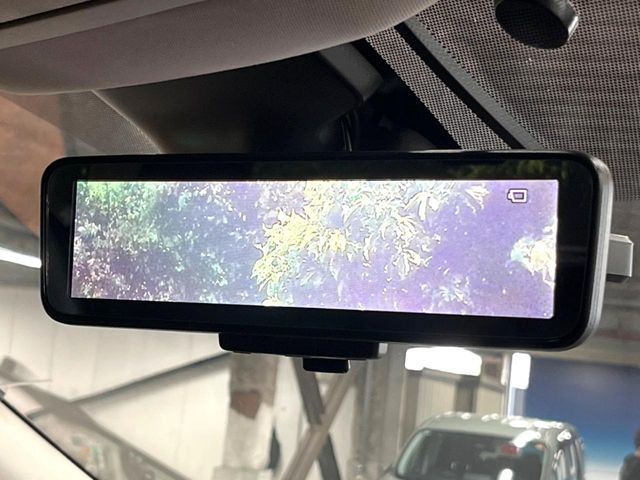 【インテリジェントルームミラー】後席の大きな荷物や同乗者で後方が確認しづらい時でも安心!カメラが撮影した車両後方の映像をルームミラー内に表示。クリアな視界で状況の確認が可能です!