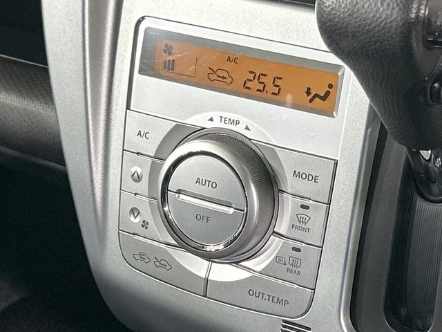 【オートエアコン】一度お好みの温度に設定すれば、車内の温度を検知し風量や温度を自動で調整。暑い&hellip;寒い&hellip;と何度もスイッチ操作をする必要はありません。快適な車内空間には必須の機能ですね♪