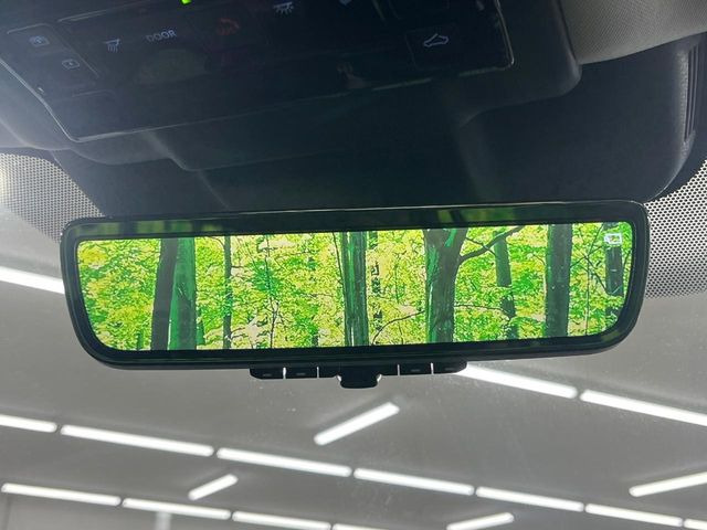 【デジタルインナーミラー】後席の大きな荷物や同乗者で後方が確認しづらい時でも安心!カメラが撮影した車両後方の映像をルームミラー内に表示。クリアな視界で状況の確認が可能です!