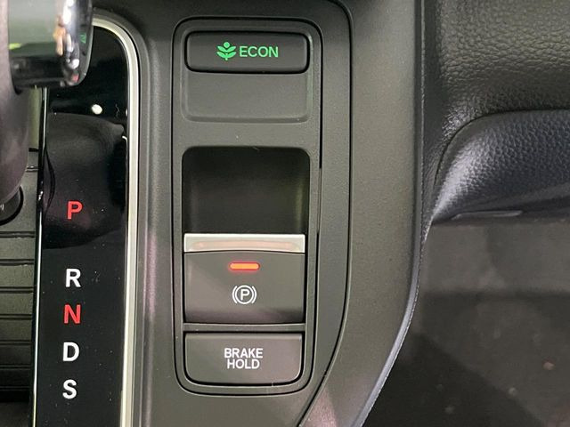 �y�I�[�g�u���[�L�z�[���h�z�M���҂���a�؂Œ�Ԏ��Ƀu���[�L���瑫�𗣂��Ă��A��~��Ԃ�ێ����Ă���܂��B�O�i����Ƃ��̓A�N�Z���𓥂߂Ύ����ŉ��������̂ň��S��X���^�]���y�ɂȂ�܂���