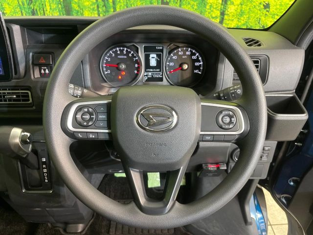 インテリアに合わせたデザインのステアリングは、運転される方のことも考え、運転しやすい形状、大きさです。是非一度、実際に触ってお確かめください。