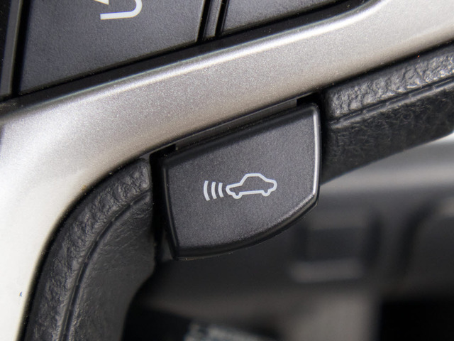 衝突回避支援型プリクラッシュセーフティシステム 前方に出現した障害物に対し警報を発し、ドライバーに警告。同時にブレーキアシストにより衝突回避と速度を軽減します。