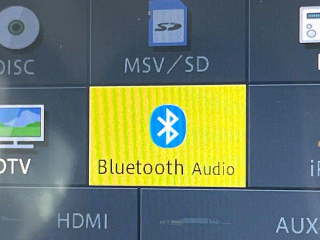 ��Bluetooth:���莝���̃X�}�[�g�t�H���ȂǂƐڑ����A�n���Y�t���[�ʘb��Տꊴ����~���[�W�b�N�Đ������y���݂��������܂��B�����ڑ��ł��̂Ŕς킵��������܂����