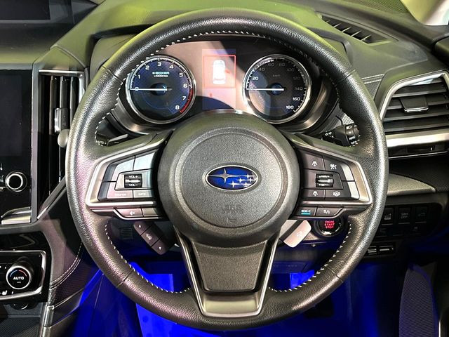 �C���e���A�ɍ��킹���f�U�C���̃X�e�A�����O�́A�^�]�������̂��Ƃ��l���A�^�]���₷���`��A�傫���ł��B�����x�A���ۂɐG���Ă��m���߂��������B