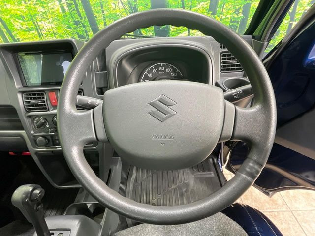 �C���e���A�ɍ��킹���f�U�C���̃X�e�A�����O�́A�^�]�������̂��Ƃ��l���A�^�]���₷���`��A�傫���ł��B�����x�A���ۂɐG���Ă��m���߂��������B