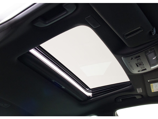 人気装備のサンルーフが付いています!上下チルトに前後スライド機能が付いていますので、様々なドライブシーンで活躍してくれます!!開放感ある車内空間は気持ちがいいですよ!是非体感してみて下さい!
