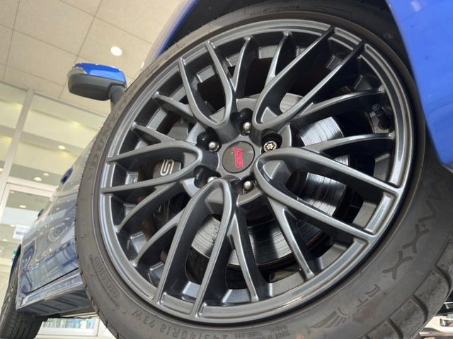 【純正18インチアルミホイール】外観にマッチした純正アルミホイールを装着しております。各種社外アルミホイールや、スタッドレスタイヤも取扱いしております。是非ご相談ください♪