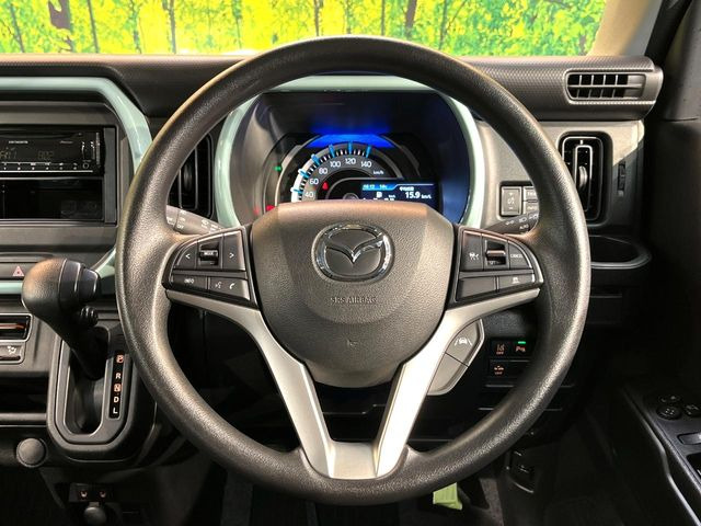 �C���e���A�ɍ��킹���f�U�C���̃X�e�A�����O�́A�^�]�������̂��Ƃ��l���A�^�]���₷���`��A�傫���ł��B�����x�A���ۂɐG���Ă��m���߂��������B