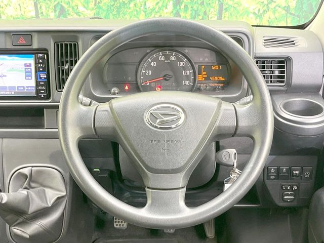 �C���e���A�ɍ��킹���f�U�C���̃X�e�A�����O�́A�^�]�������̂��Ƃ��l���A�^�]���₷���`��A�傫���ł��B�����x�A���ۂɐG���Ă��m���߂��������B