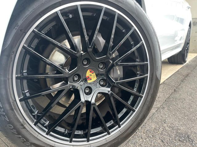 ●純正21インチアルミホイール:輸入車ならではの卓越した走りを支えるホイールと足回りです!日本車の走りに慣れている方にもぜひ体感して頂きたいほど、高いレベルでまとまっています!