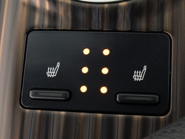 シートヒーターを装備しています!高級車ならではの装備です!シートが暖まりますので、寒い冬場も快適にご乗車頂けます!腰にも優しい!お子様や女性にも嬉しい装備ですね!!