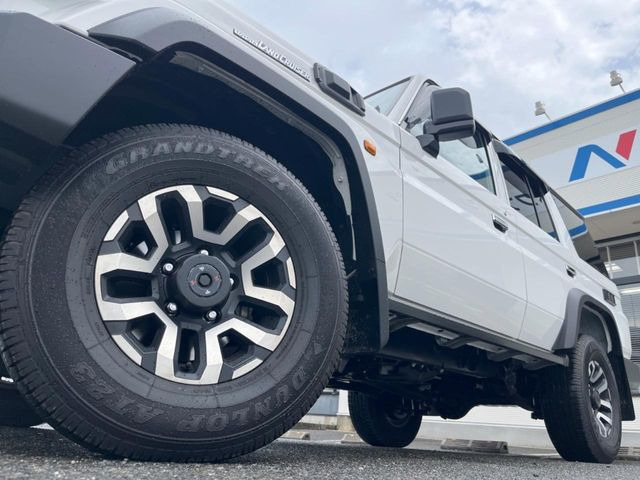 �y����16�C���`�A���~�z�C�[���z�O�ςɃ}�b�`���������A���~�z�C�[���𑕒����Ă���܂��B�e��ЊO�A���~�z�C�[����A�X�^�b�h���X�^�C�����戵�����Ă���܂��B���񂲑��k����������