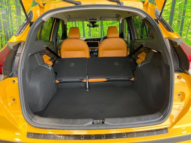 ���i�̂���������ʋ΁A���}���ɏ\���ȉ׎��X�y�[�X���m�ۂ��Ă���܂��B�Z�J���h�V�[�g��|���ƁA�傫�ȉו��̐ύڂ��\�ł���