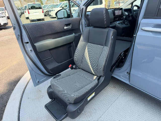 フリード1.5 クロスター 助手席リフトアップシート