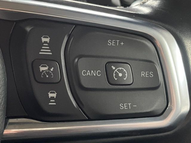 ●レーダークルーズコントロール:前の車との車間距離を一定にとりつつ、一定速度で自動走行してくれる次世代のクルーズコントロール!主に高速道路や自動車専用道路で使用する便利な機能です!