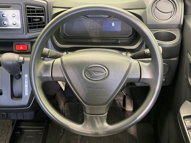 �C���e���A�ɍ��킹���f�U�C���̃X�e�A�����O�́A�^�]�������̂��Ƃ��l���A�^�]���₷���`��A�傫���ł��B�����x�A���ۂɐG���Ă��m���߂��������B