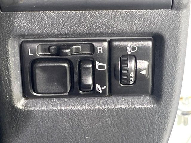 �y�d���i�[�~���[�z�T�C�h�~���[�͓d���i�[���ƂȂ��Ă���A�������ԏ�ł��L�Y�������X�N��}�����܂��B