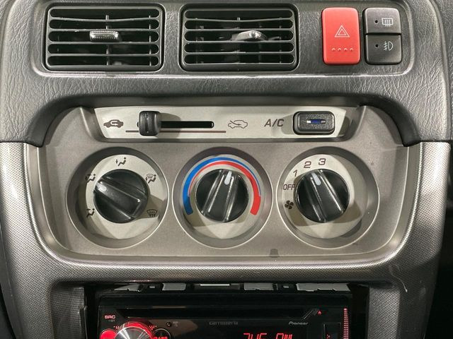 寒い冬も暑い夏も全席に快適な空調を届けてくれる、ダイヤル式エアコンを装備♪