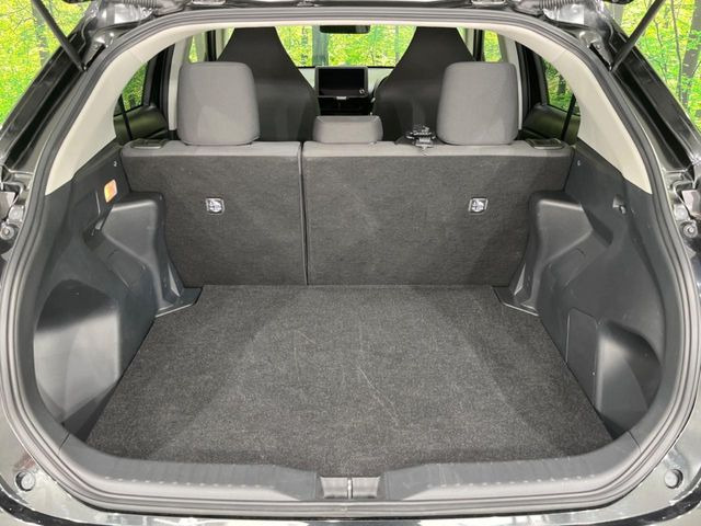 ���i�̂���������ʋ΁A���}���ɏ\���ȉ׎��X�y�[�X���m�ۂ��Ă���܂��B�Z�J���h�V�[�g��|���ƁA�傫�ȉו��̐ύڂ��\�ł���